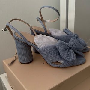 NEW Loeffer Randall size 7 Camellia sandal with ankle strap in blue.